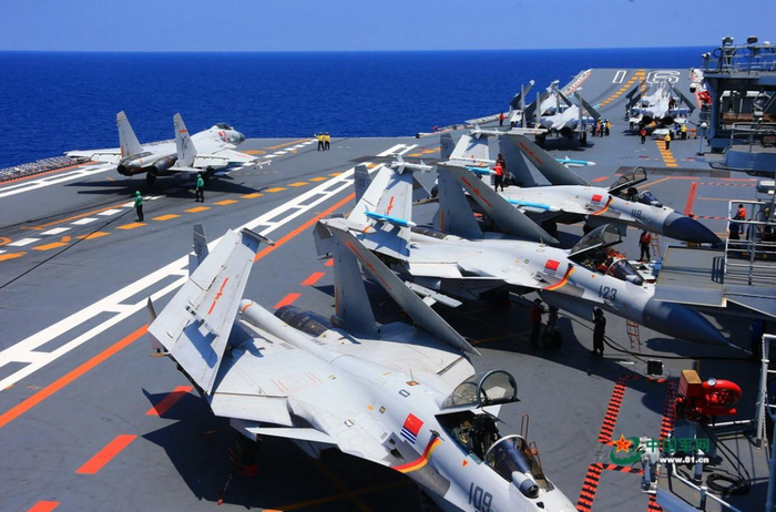 “辽宁”号航母搭载的歼-15舰载战斗机。