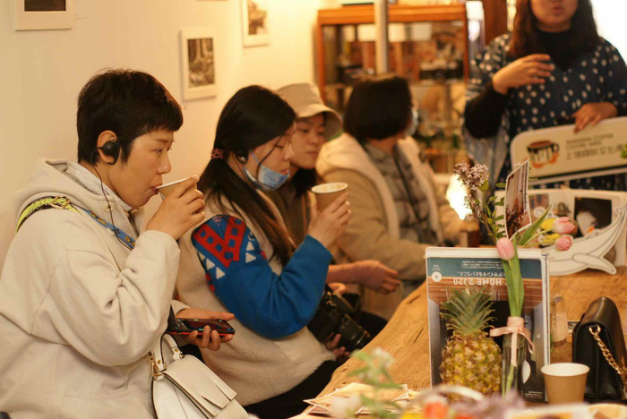 漫步团队品饮咖啡