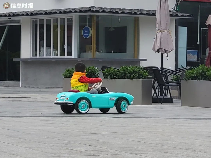 在五号停机坪，复古跑车造型的共享童车非常受欢迎（信息时报记者 卢杰摄）