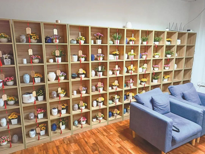 宠物安葬服务公司的宠物骨灰罐。深圳晚报记者 邱志东 摄