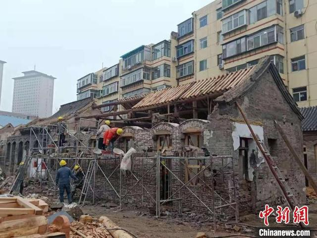 正在被修缮的两排砖木结构的破旧瓦房，曾是阳泉建市初期市委市政府机关驻地。 刘小红 摄