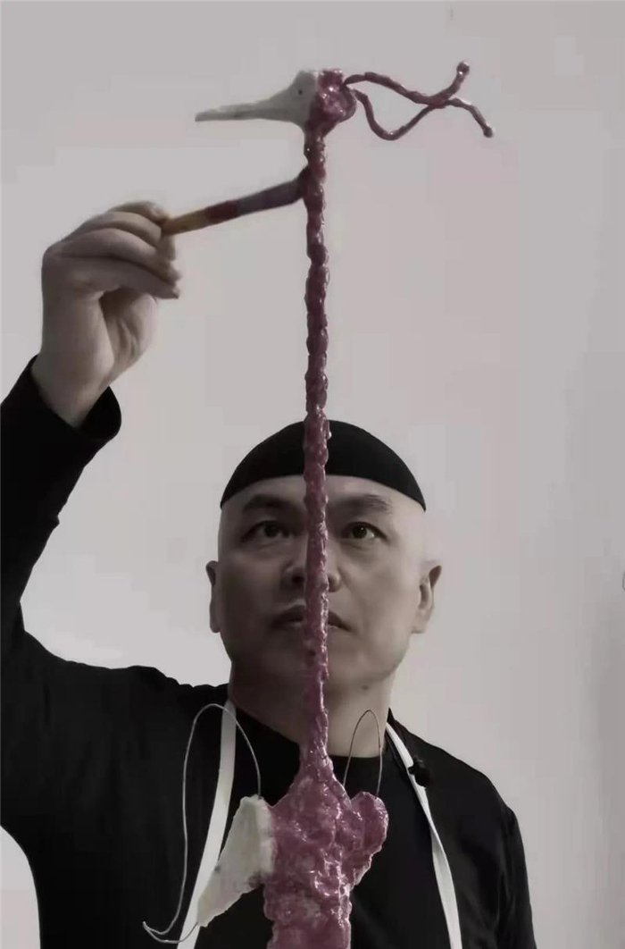 正在进行雕塑创作的严智龙