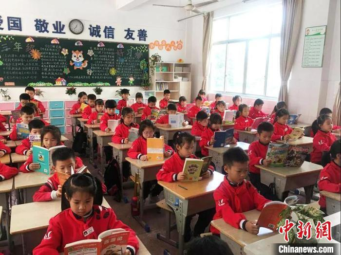 两地结对班级通过互联网共同读书。　台州援疆指挥部供图
