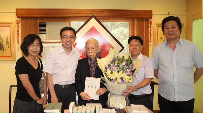 ▲时任深圳出版发行集团总经理尹昌龙（左二）等向饶老祝寿。