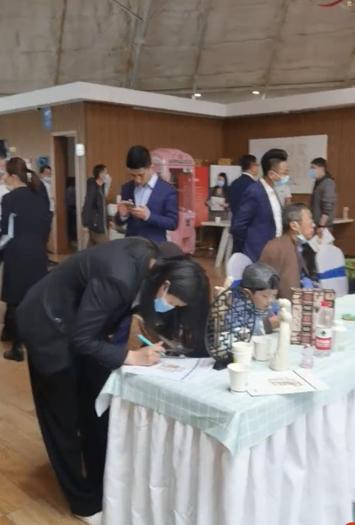 4月5日，富力新城售楼处，忙碌的销售人员。 吴斯旻/摄