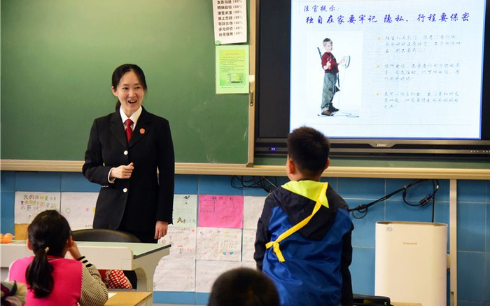 秦硕与未成年人交流。受访者供图