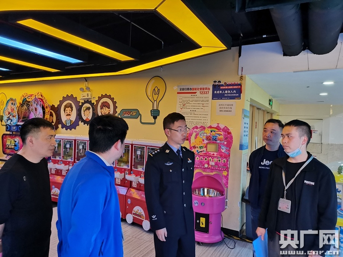 执法人员要求违规电玩城整改（央广网发 史超杰 摄）