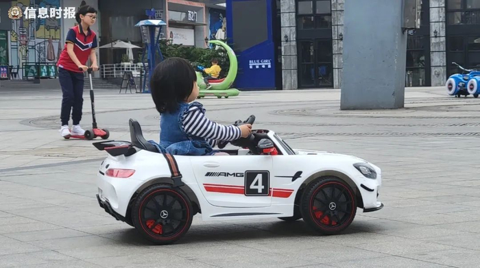在五号停机坪，儿童驾驶着共享童车，但并没有系上安全带（信息时报记者 卢杰摄）