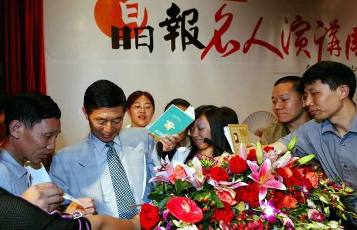 ▲演讲周现场，吴建民被“追星”。
