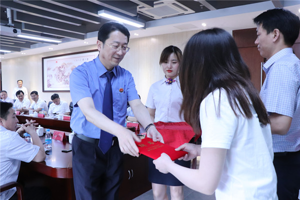 江苏省苏州市虎丘区检察院检察长朱文瑞向未成年人检察网格长颁发聘书