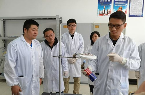 （图二：气凝胶的隔热性能展示。央广网 黄昂瑾 摄）