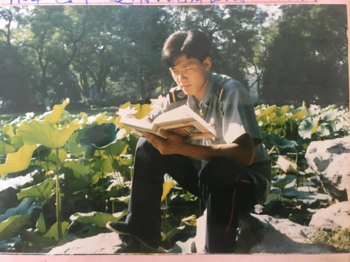 张俊成在北大当保安时期。受访对象供图