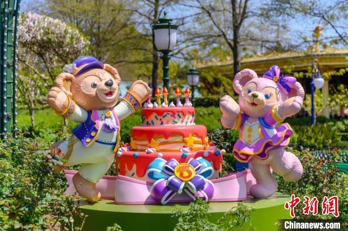 随处可见的生日庆典主题元素，为上海迪士尼乐园营造出浓郁的生日氛围。　上海迪士尼乐园供图