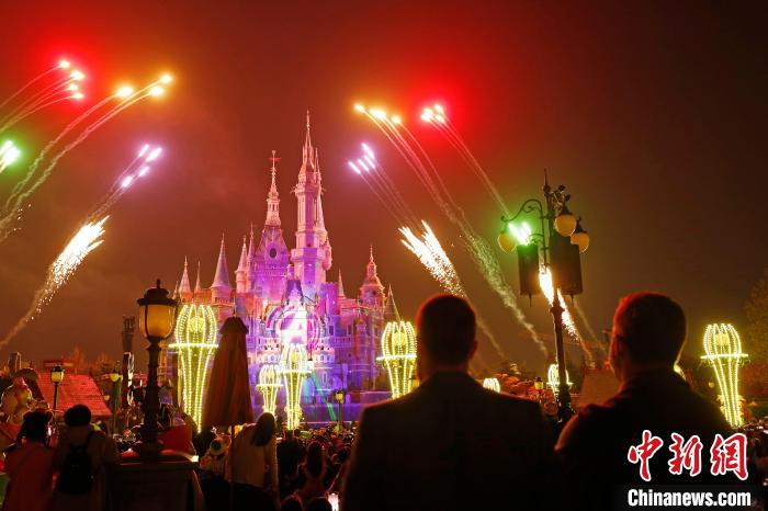上海迪士尼乐园上演全新夜光幻影秀——“奇梦之光幻影秀”。　殷立勤 摄