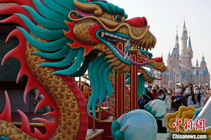 游客在上海迪士尼乐园欣赏大巡游。　殷立勤 摄