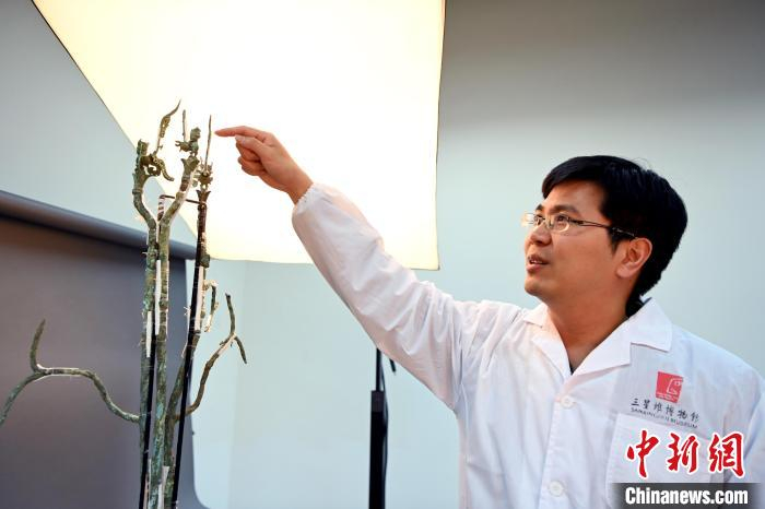 余健介绍三星堆3号青铜神树修复情况。　安源 摄