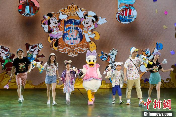 上海迪士尼乐园举行五周年庆典活动。　殷立勤 摄