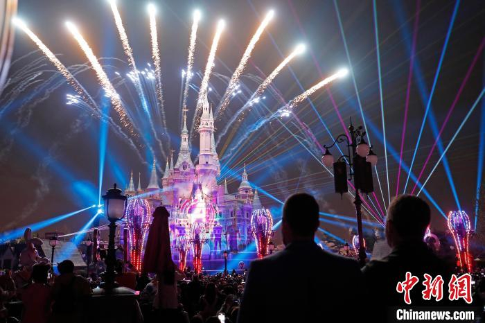 上海迪士尼乐园上演全新夜光幻影秀——“奇梦之光幻影秀”。　殷立勤 摄