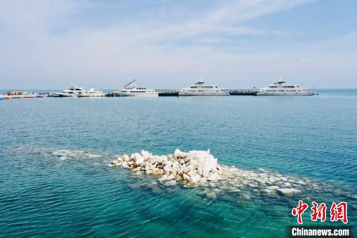 图为全面开湖的青海湖。　马铭言 摄