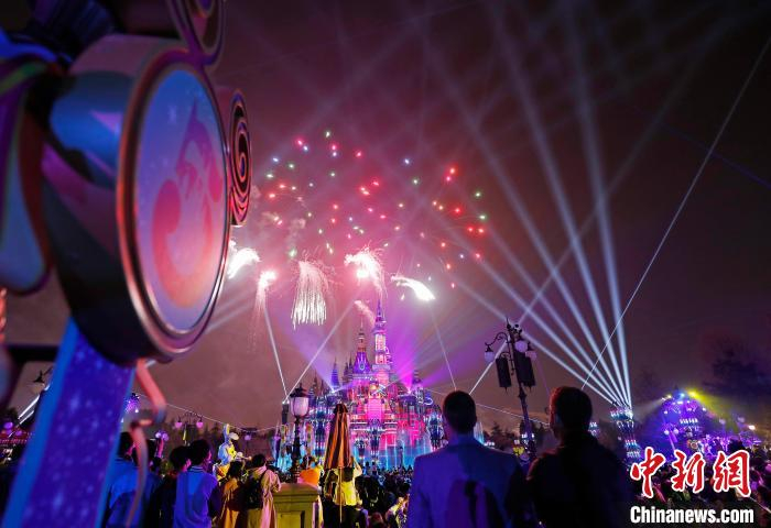 上海迪士尼乐园上演全新夜光幻影秀——“奇梦之光幻影秀”。　殷立勤 摄