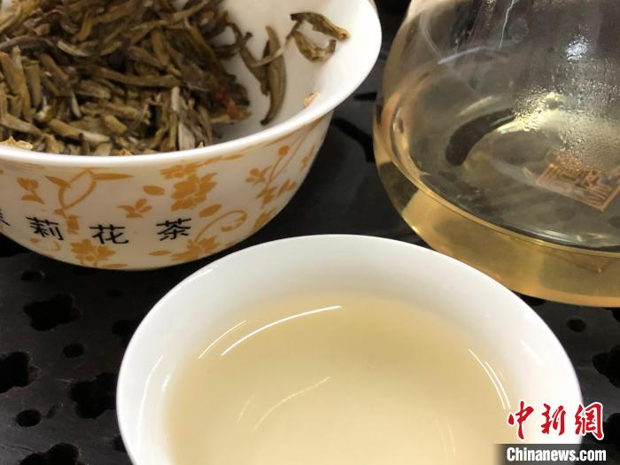 图为茉莉花茶。　翁文峰 摄