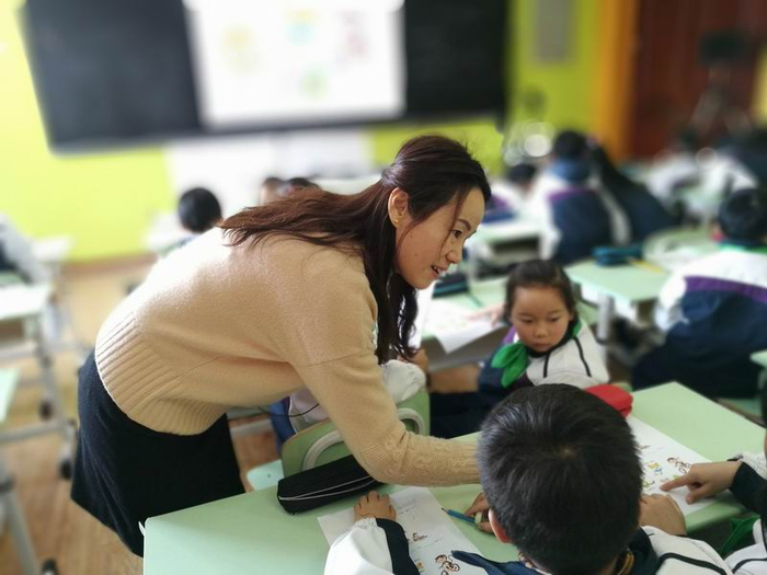 北蔡中心小学的顾跃芳老师在课堂上为学生进行讲解。