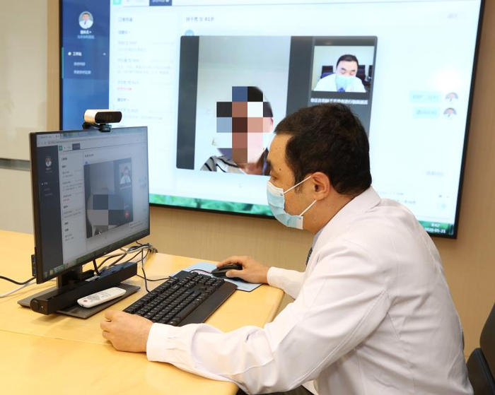 刘永太医生与患者家属视频交流（北京协和医院供图）