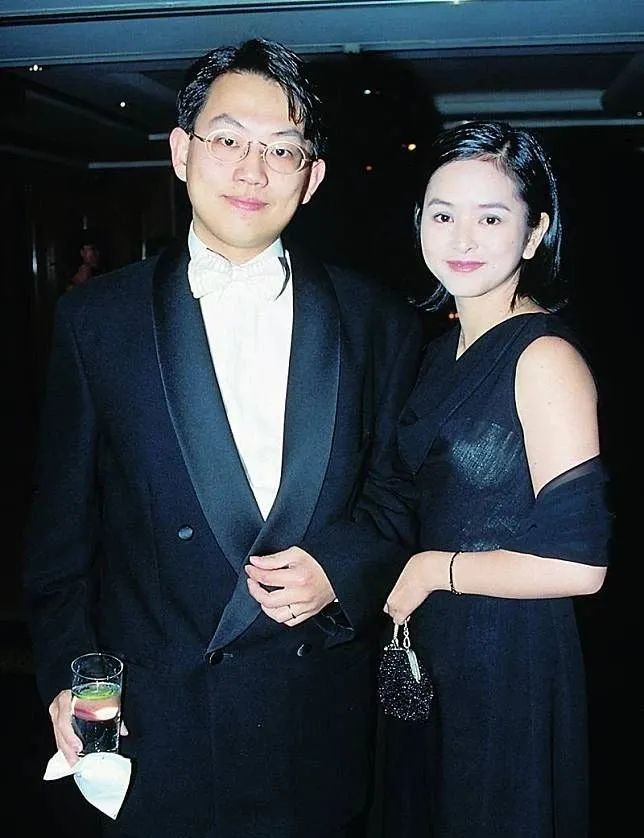 16岁红遍亚洲、22岁成豪门弃妇，被爆“欲女”X无度，如今墓地“撒骨灰”？