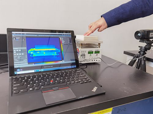 （图三：红外成像测试气凝胶的隔热性能。央广网 黄昂瑾 摄）