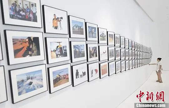 资料图：观众在罗红摄影艺术馆内参观。中新社记者 侯宇 摄