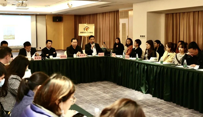 △4月8日下午，浏阳青年人才驿站揭牌，相关部门为园区企业讲解相关人才政策。均为长沙晚报全媒体记者 颜开云 摄 