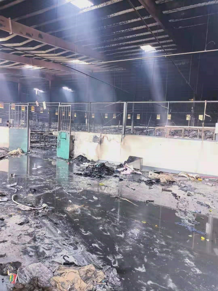 缅甸一家服装工厂遭打砸抢烧