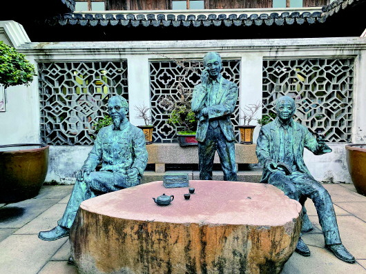 　　温州数学名人馆中姜立夫（左）、苏步青（右）、谷超豪（中）三位数学家的塑像。记者魏一骏摄