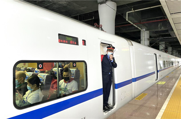 D8492次旅游专列即将出发（央广网发 何宁摄）