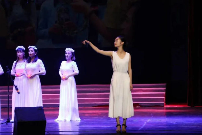 谭婷参加大学艺术团的手语舞表演。受访者供图