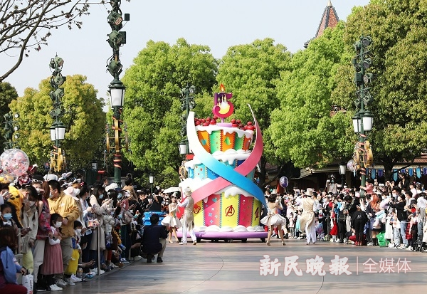 图说：三层生日蛋糕花车
