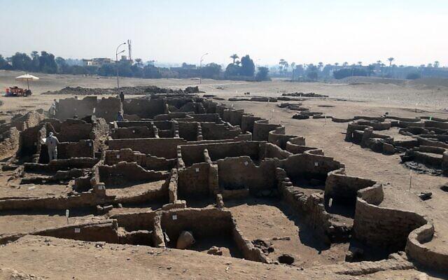 埃及卢克索发现“失落的黄金城”：距今3400多年，保存完好_手机新浪网