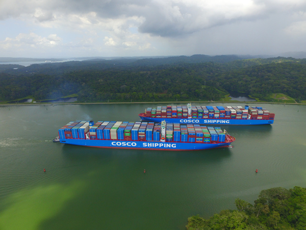 中远海运玫瑰轮与中远海运牡丹轮在巴拿马运河相遇（中远海运供图）