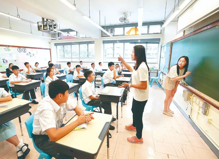 ▲香港教育工作者联会黄楚标中学的学生正在上课。新华社记者 秦晴 摄