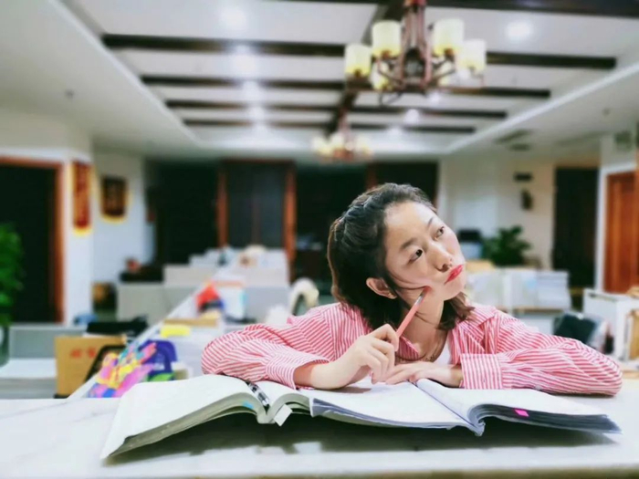 ▲备考中的谭婷，每天几乎都最后离开律所。受访者供图