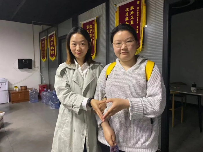 ▲谭婷与律所另一位聋人助理。新京报记者 肖薇薇 摄