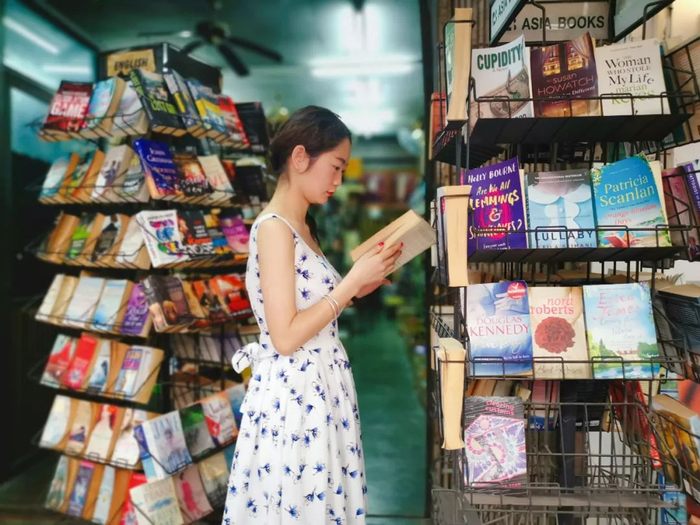 周末时，谭婷常去书店，她喜欢阅读，希望能像普通人一样学习知识。受访者供图