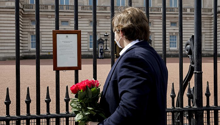 英国白金汉宫贴出菲利普亲王去世的声明，民众献花悼念来源：视觉中国