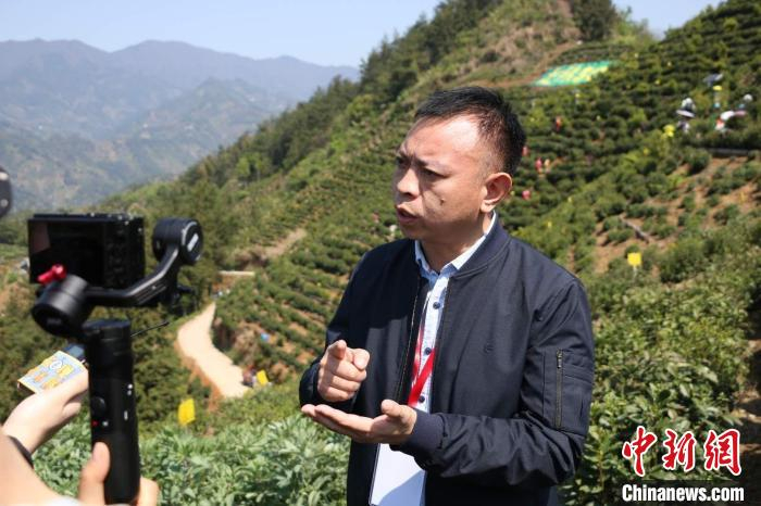 歙县县委常委、副县长江成永接受采访 刘浩 摄