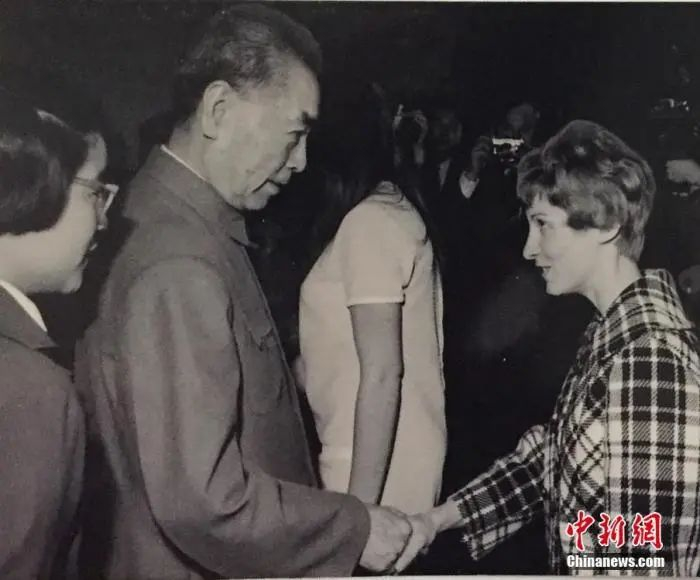 资料图：1971年康妮在人民大会堂与周恩来总理握手。 中新社发 受访者供图 