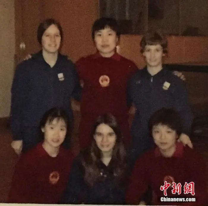 资料图：1971年美国乒乓球队访华时与中国队员合影。（后排右一为康妮，前排中为朱迪） 中新社发 受访者供图