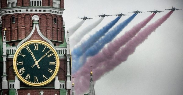 图说：苏-25攻击机编队在俄罗斯莫斯科参加胜利日阅兵