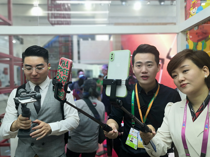 （杨威与海南台主持人海跃、石头同框直播）