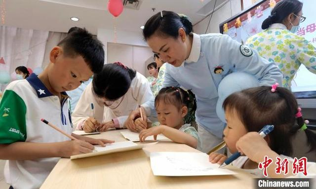 亲子互动活动现场。 曾理 摄