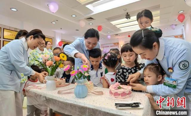 亲子互动活动现场。 曾理 摄